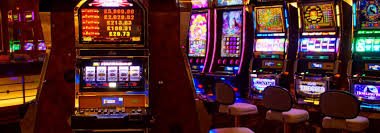 Tampilan dasbor permainan slot catur777 dengan fitur pencarian dan filter kategori